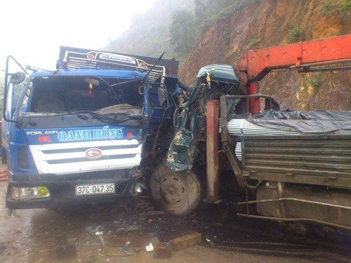 Hai xe tải đấu đầu nát bét, 5 người kẹt trong ca bin