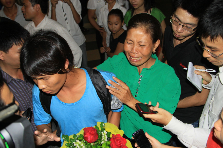 Các thuyên viên trở về trong sự vui mừng của người thân và gia đình