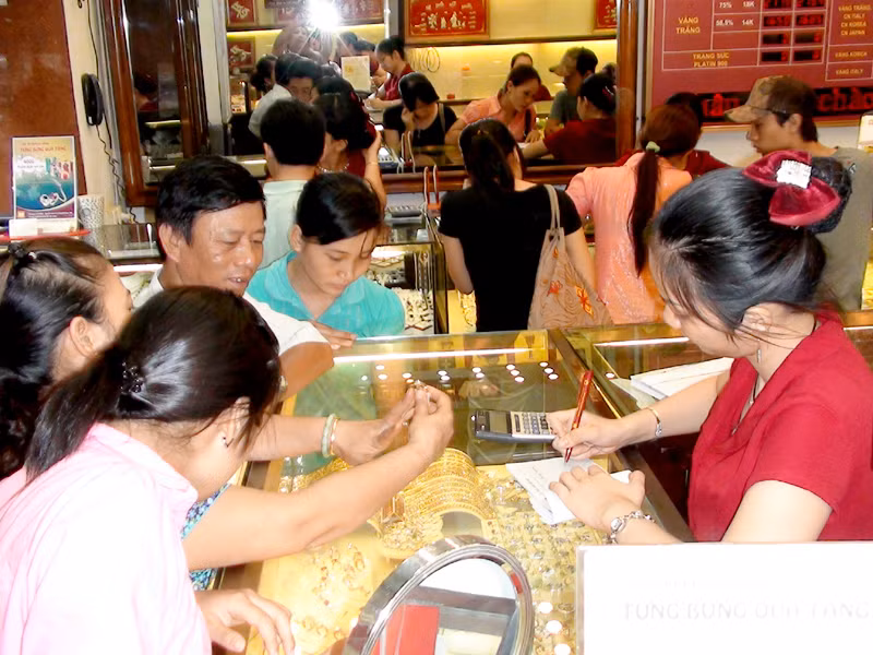Người dân lại đổ xô đi bán đô, bán vàng