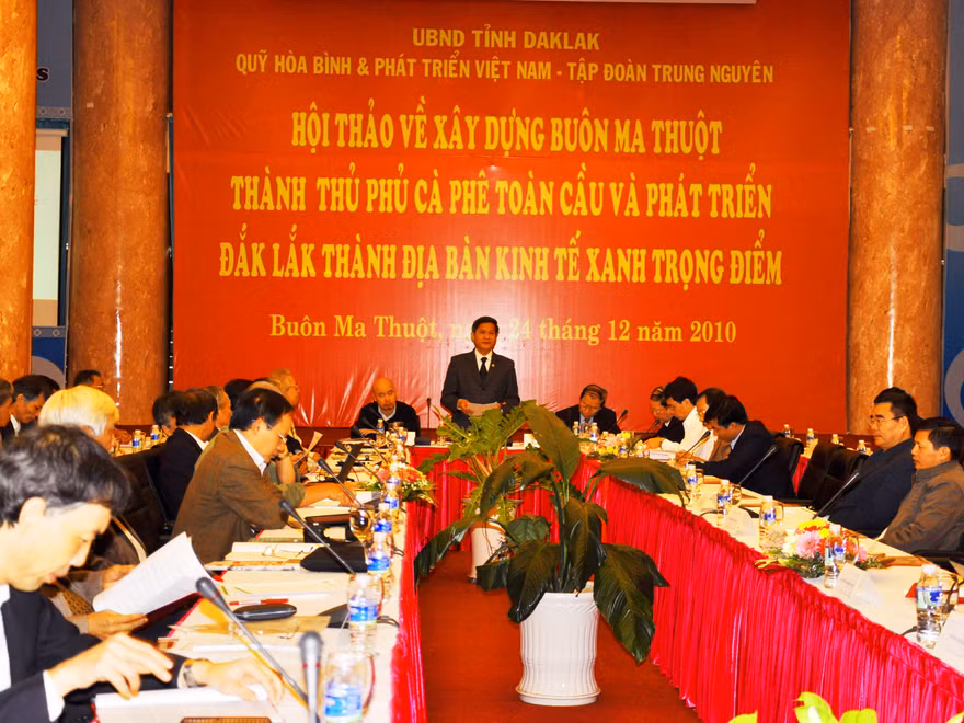 Chủ tịch UBND tỉnh Đăk Lăk Lữ Ngọc Cư giới thiệu mô hình Kinh tế Xanh tại hội thảo. Ảnh: H.T.N