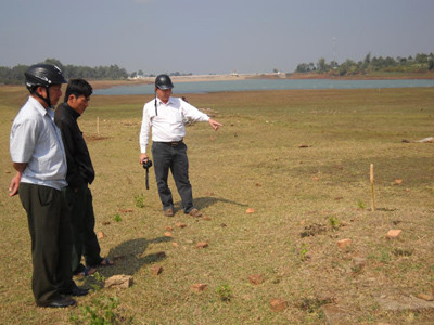 Khu mộ dưới lòng hồ B - Biển Hồ trơ ra khi nước rút