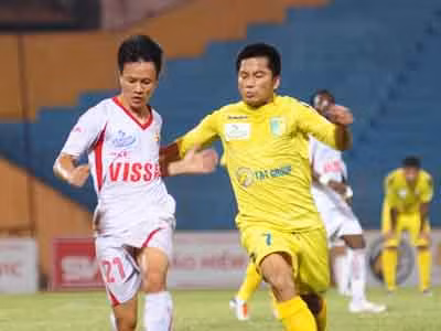 Vòng 12 V-League: Hà Nội T&T soán ngôi