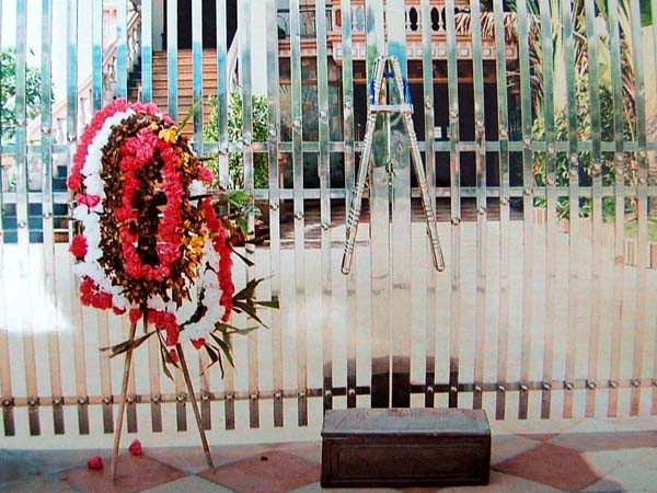 Mang vòng hoa 'khủng bố' nhà Giám đốc