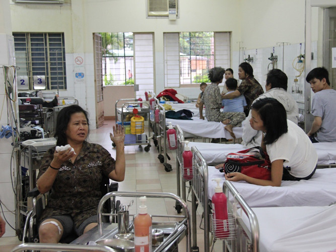 Lật xe khách, hàng chục người bị thương