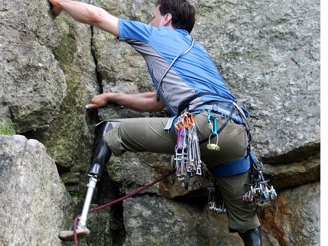 Chinh phục núi đá bằng đôi chân giả