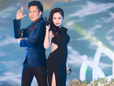 Thanh Thúy diện váy xẻ gợi cảm bên Dương Triệu Vũ