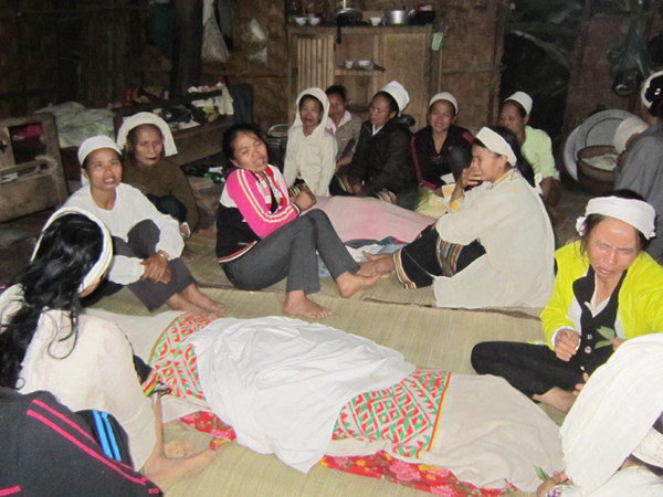 Bản nghèo trắng vành khăn tang