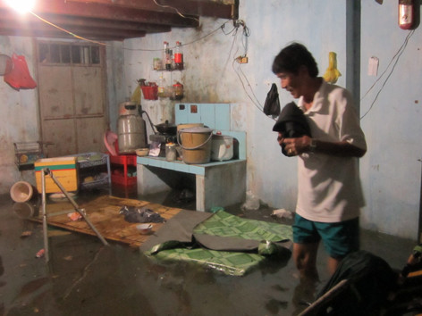 Người dân ngụp lặn với triều cường