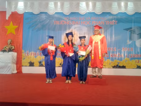 Sinh viên tốt nghiệp loại giỏi nhận bằng cử nhân ngày 12-1.