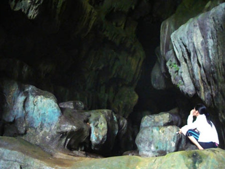 Xuống sông ngầm và động nuốt người