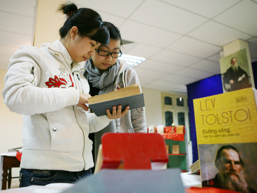 Tại triển lãm sách Tolstoi Ảnh: X.P
