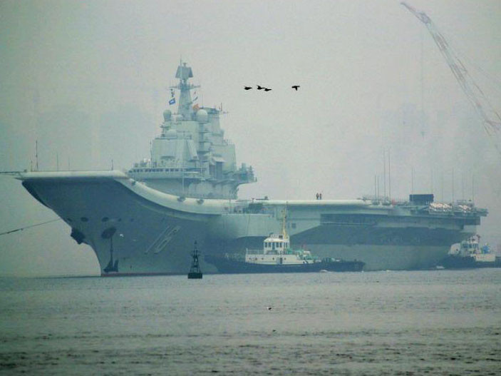 Cận cảnh tàu sân bay Liêu Ninh vào quân cảng