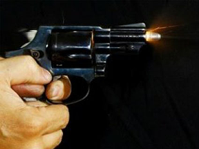 Bị truy sát, dân chơi ôm con né đạn như phim