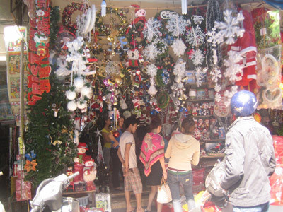 Nhiều đồ trang trí Noel 2010 đắt hơn, đẹp hơn