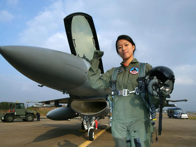 Ngẩn người trước nhan sắc nữ phi công tiêm kích