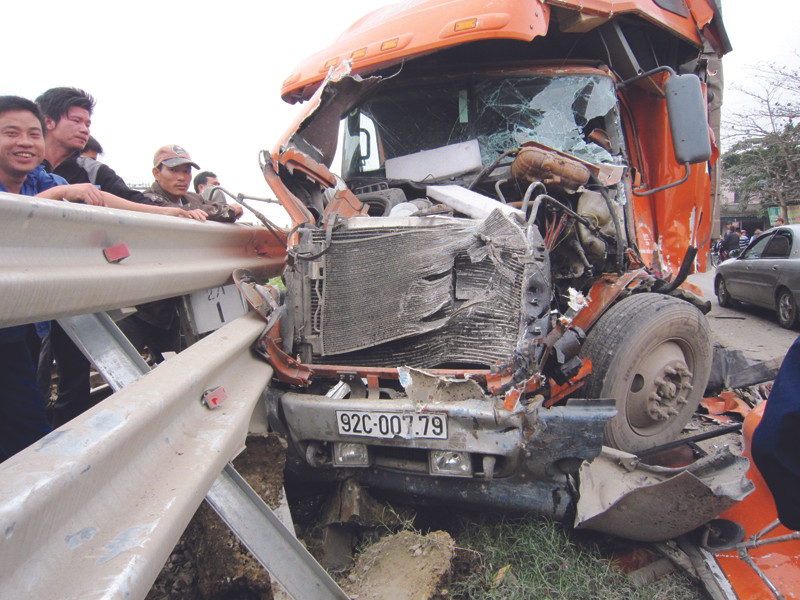 Xe khách đâm xe container, 8 người bị thương