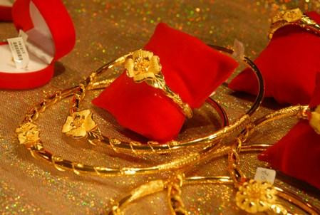 Giá vàng giảm 120.000 đồng/lượng