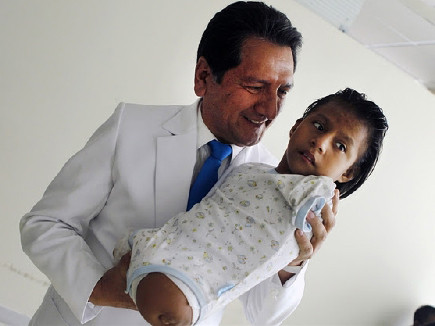 Cô bé bị ngăn cản không cho tứ chi phát triển