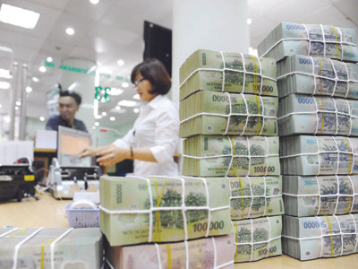 Nhân viên ngân hàng: 'Sóng ngầm' mất việc, giảm lương