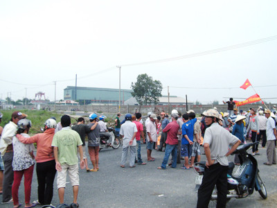 Dân rào đường vào nhà máy gây ô nhiễm