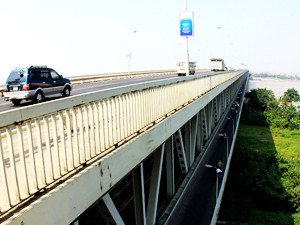 Chồng ném vợ xuống sông Hồng