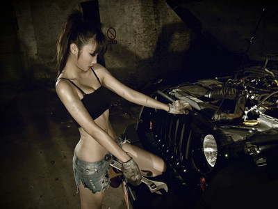 Cô nàng bụi bặm sửa Jeep Rubicon