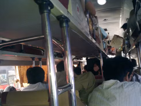 Khách về quê bị đuổi xuống giữa đường dịp 30/4