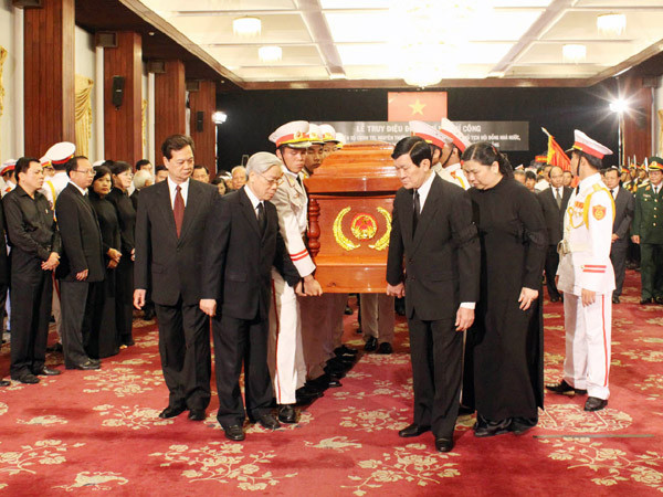 Lãnh đạo Đảng, Nhà nước, gia quyến và nhân dân tiễn đưa cố Chủ tịch Võ Chí Công. Ảnh: XC