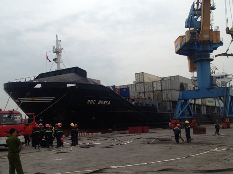 Dùng vòi rồng dập tắt tàu cháy