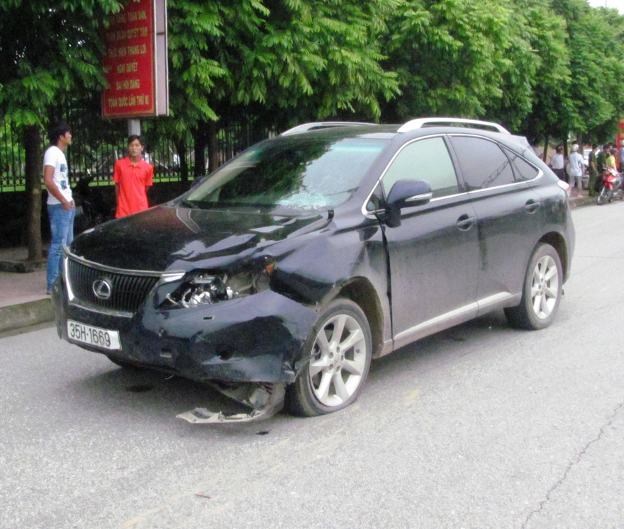 Chiếc ô tô sau khi va chạm