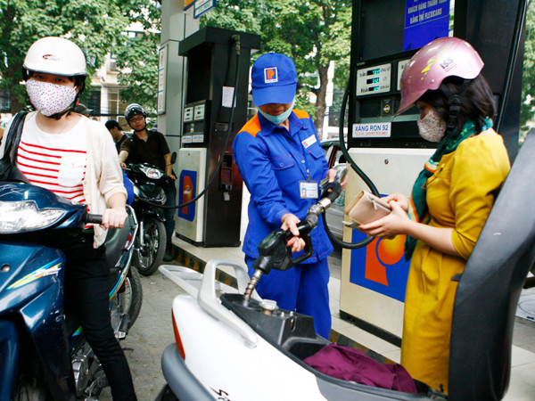 Dự kiến doanh nghiệp kinh doanh xăng dầu sẽ được ấn định lợi nhuận không quá 300 đồng/lít xăng, dầu Ảnh: Hồng Vĩnh