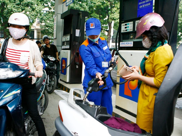 Dự kiến doanh nghiệp kinh doanh xăng dầu sẽ được ấn định lợi nhuận không quá 300 đồng/lít xăng, dầu Ảnh: Hồng Vĩnh