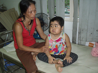 Cháu bé mắc bệnh suy tủy cần giúp đỡ