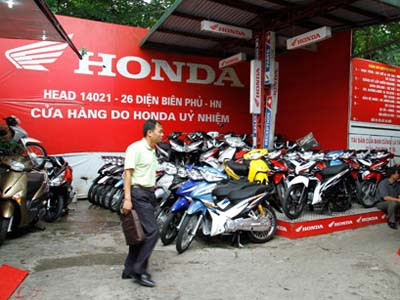 Xe máy càng ế càng hét giá