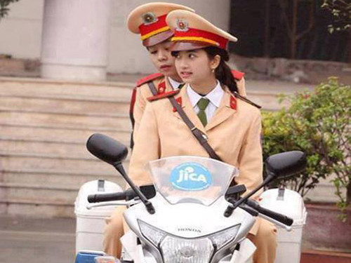 Nữ sinh CSGT trên xe phân khối lớn lại gây sốt