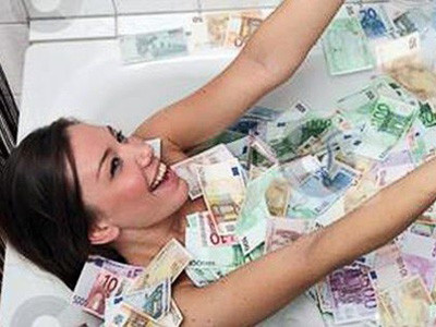 Khoe ảnh tắm trong tiền, thiếu nữ bị chỉ trích