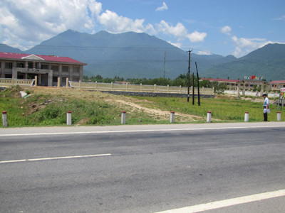 Chính quyền xã cũng mở đường trái phép vào trụ sở mới