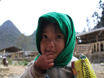 Trẻ vùng cao tím tái trong giá lạnh