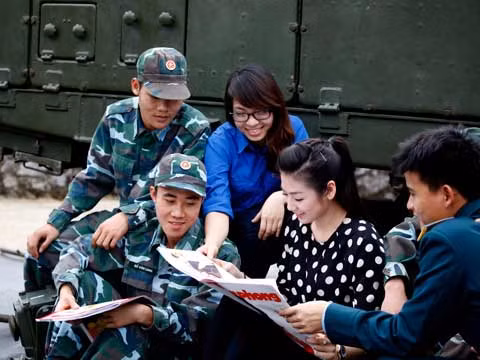 Á hậu Tú Anh bên bệ phóng tên lửa
