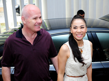 Chồng Tây đưa Thu Minh đến họp báo bằng 'xế hộp' 8 tỷ