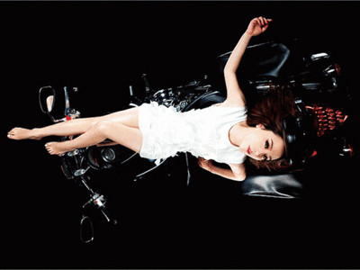 Chân dài điệu đà cùng ‘xế nổ’