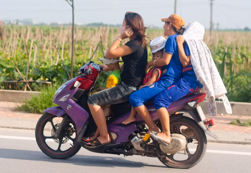Nhức nhối vi phạm giao thông ngoại thành Hà Nội