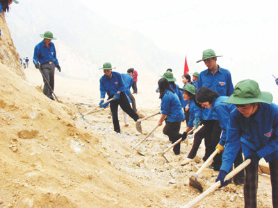Thanh niên tham gia xây dựng công trình miền núi Ảnh: Hồng Vĩnh