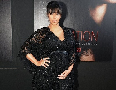 Cô Kim khoe bụng bầu trong buổi ra mắt phim mới