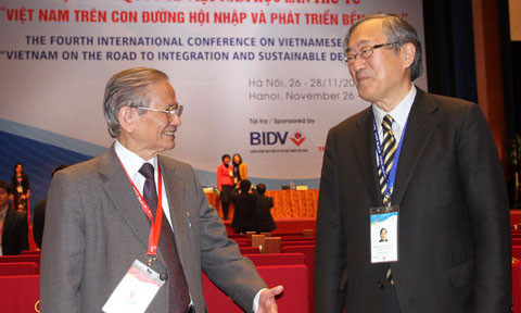 "Việt Nam tồn tại giữa búa và đe"