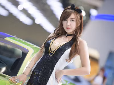 Mẫu Hàn xinh tươi bên Chevrolet