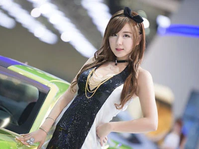 Mẫu Hàn xinh tươi bên Chevrolet