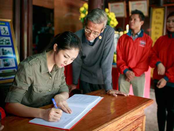 Ngọc Hân tới thăm mộ, thắp hương cho Đại tướng