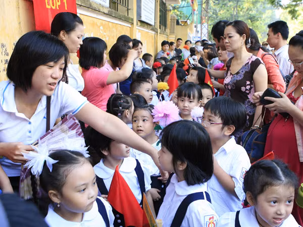 Nhiều hiệu trưởng cho rằng, "dư luận nhiều khi thổi phồng khi phụ huynh quan tâm các thầy cô giáo" Ảnh: Hồng Vĩnh