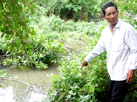 Bé trai sơ sinh bị bắt cóc, ném xuống kênh